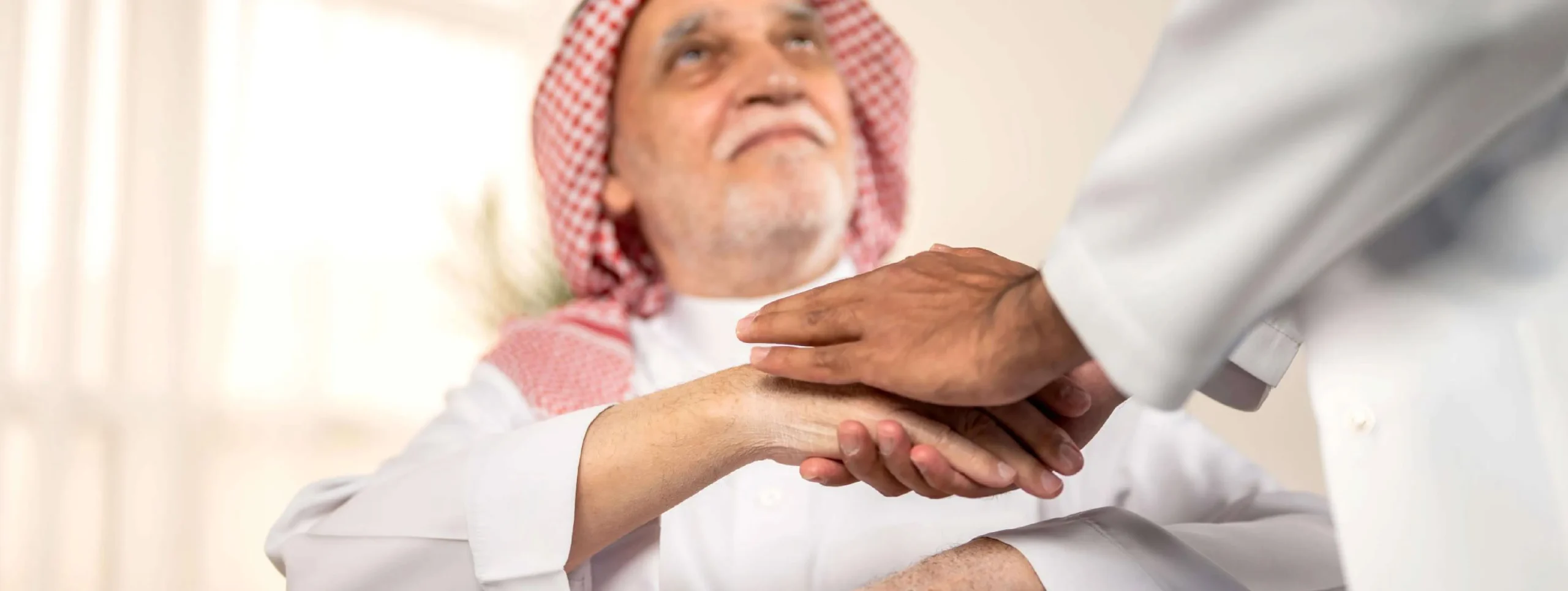 الرعاية الصحية بكبار السن ضرورية لتلبية احتياجاتهم الصحية والنفسية وضمان راحتهم وجودة حياتهم في هذه المرحلة العمرية.